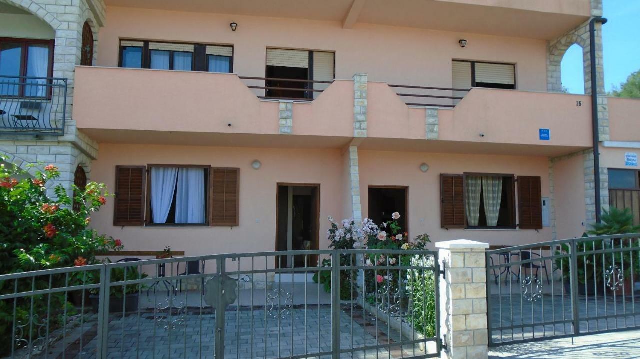 Apartmani A.Teskera トロギール エクステリア 写真